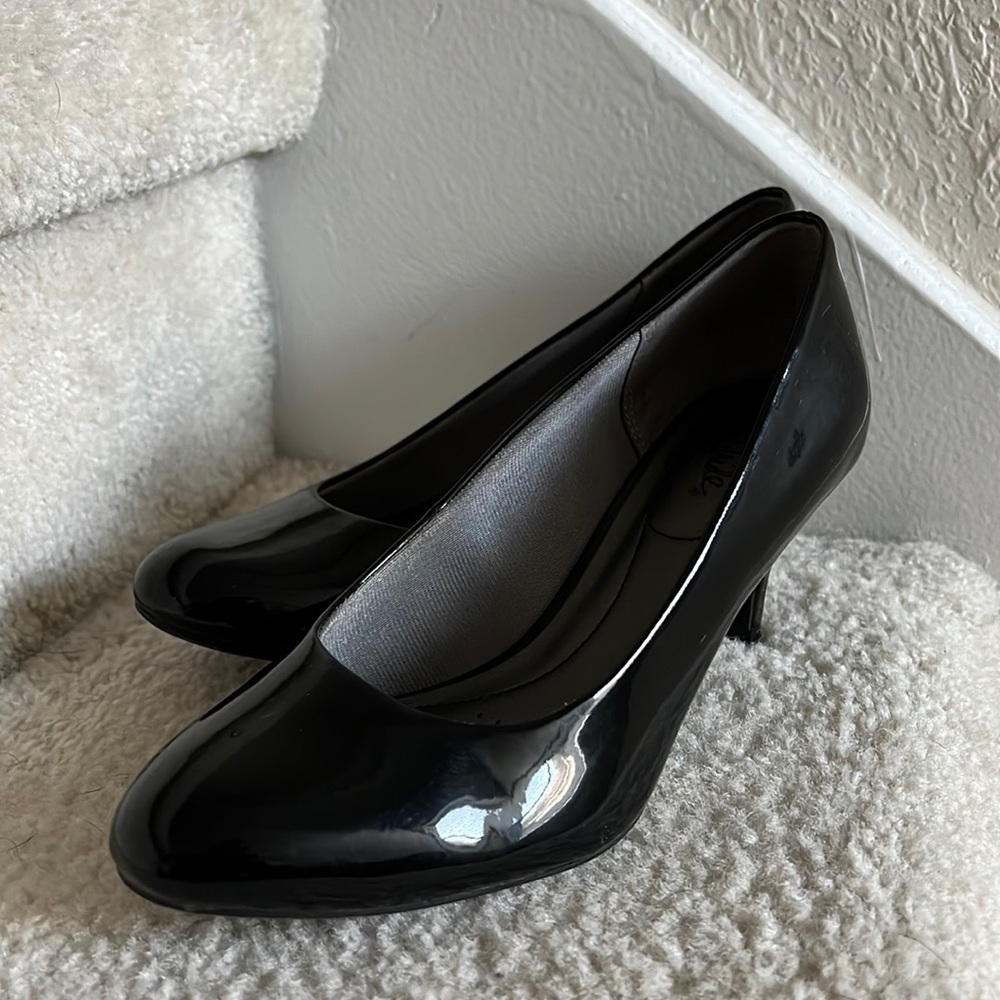 LifeStride Soft System Black Shine Pumps Size 7.5